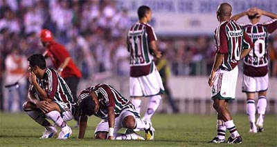Decep&ccedil;&atilde;o dos jogadores tricolores apos a derrota